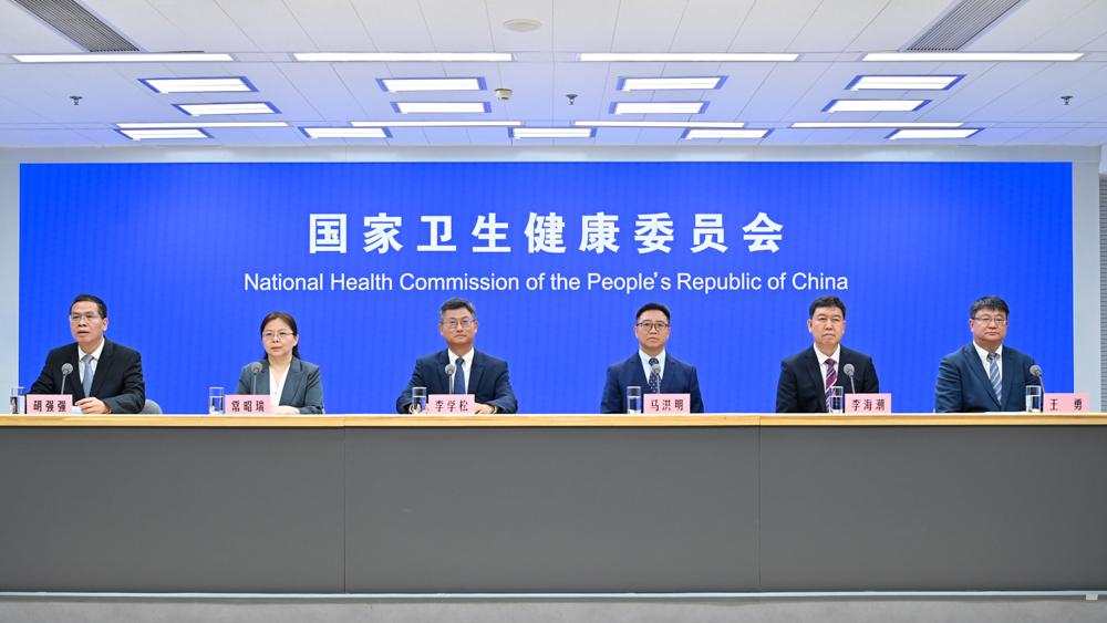 海军舰艇编队抵达香港 开启开放参观和文化交流活动