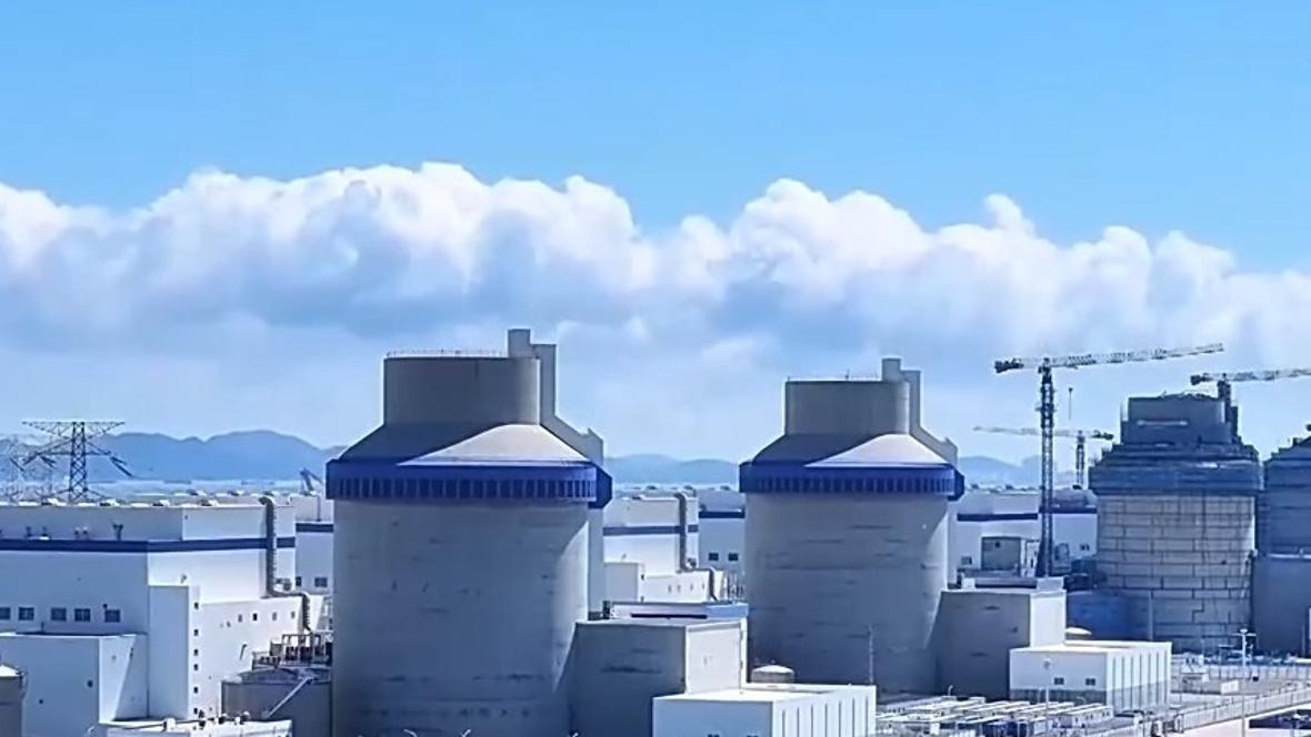 女生吃卤味发现荧光剂根本洗不掉