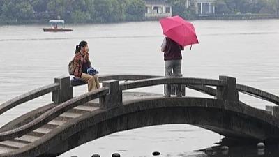 运输车翻车致化学品泄漏有人中毒